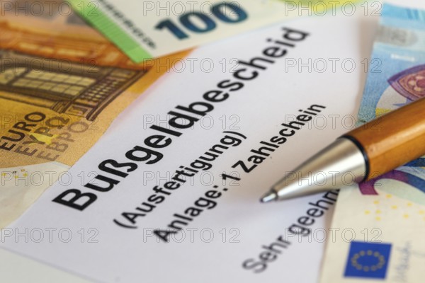 Close-up of a fine notice and euro banknotes (symbolic image)