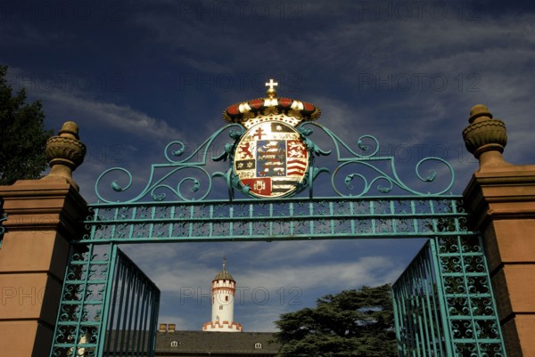 Entrance gate to the castle, coat of arms of the Landgraviate of Hesse-Homburg, keep, Bad Homburg, Hesse, Germany, Europe