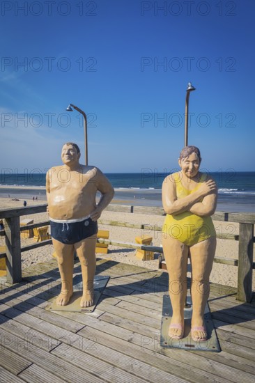 Figures under the shower, beach, bathing, showering, summer holiday, summer, sea, tourism, symbol, symbolic, Wenningstedt, Sylt, Germany, Europe