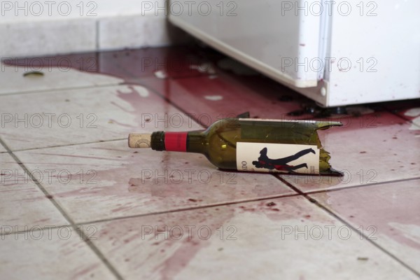 Glass bottle, broken, red wine, tiles, dirt, red, A red wine bottle has fallen on the floor. Shards of glass and wine are scattered on the kitchen floor