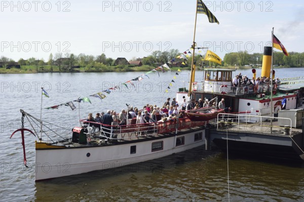 Europe, Germany, Schleswig-Holstein, Elbe, paddle steamer Kaiser Wilhelm, built 1899/ 1900 in Dresden, at the Lauenburg jetty, with many tourists, Hamburg, Hamburg, Federal Republic of Germany, Europe