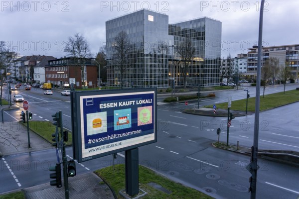 Appeal by the city of Essen to buy local, Essen sticks together, advertising campaign, LED roadside screen, digital advertising monitors, effects of the corona crisis in Germany, Essen, an der Alfredstraße, B224