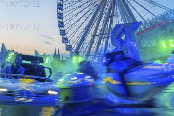 Deutz funfair on the Rhine, at Easter, funfair, break-dancer ride, Ferris wheel, Cologne Cathedral, Cologne, North Rhine-Westphalia, Germany, Europe