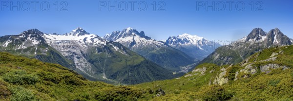 Mountain panorama with glaciated peaks, Aiguille du Midi and Mont Blanc, Aiguille de Mesure and Aiguille de Chamois, hike to Aiguillette des Posettes, Chamonix, Haute-Savoie, France, Europe