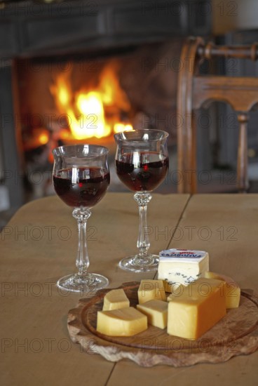 Red wine in glasses, nutrition, food, alcohol, food culture, open fire, romance, cheese platter, Hamburg, Hamburg, Federal Republic of Germany