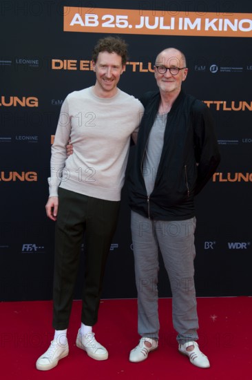 Peter Lohmeyer with his son Louis Klamroth, DIE ERMITTLUNG, photo call on the red carpet for the Berlin premiere at the ZOO Palast, Berlin, 16.07.2024