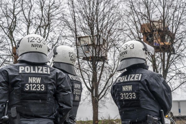 2nd day of the clearing of the hamlet Lützerath, by the police, of tree houses and huts, of climate activists, at the opencast lignite mine Garzweiler 2, Erkelenz, North Rhine-Westphalia, Germany, Europe