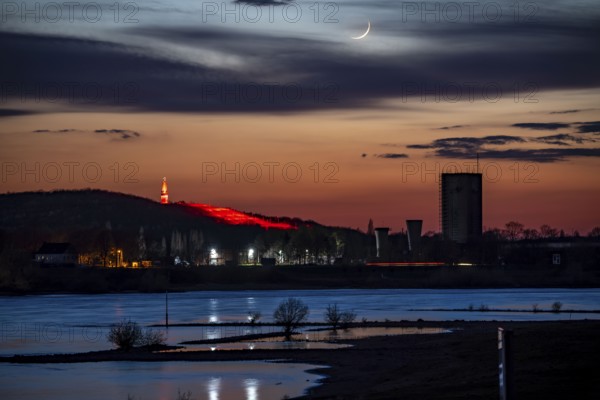 Rhine near Duisburg-Beeckerwerth, Rheinpreussen spoil tip in Mörs, spoil tip sign Das Geleucht, light installation, Duisburg, North Rhine-Westphalia, Germany, Europe