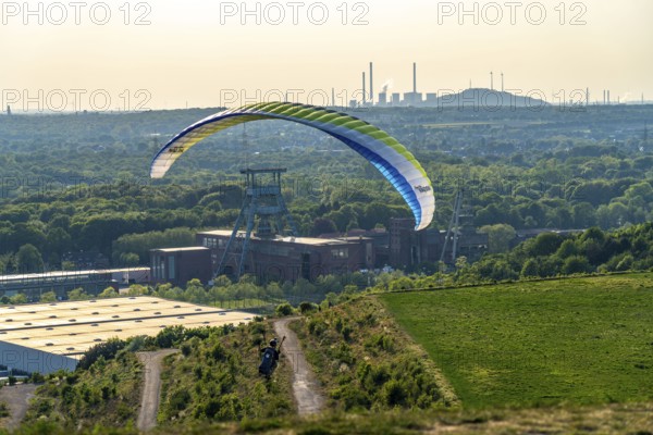 Paragliders on the Hoheward spoil tip, view to the west, North Rhine-Westphalia, Germany, Paragliders on the Hoheward spoil tip, view to the west, former Ewald spoil tip, behind UNIPER Scholven power station, Herten, North Rhine-Westphalia, Germany, Europe