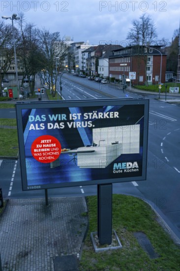 Advertising with reference to the corona epidemic, Meda good kitchens, LED roadside screen, digital advertising monitors, effects of the corona crisis in Germany, Essen, on Alfredstraße, B224