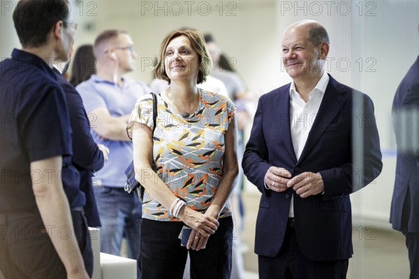 (R-L) Olaf Scholz, Federal Chancellor (SPD), and Britta Ernst join the queue to cast their vote for the European elections and the election of the city council of the state capital Potsdam at a polling station in Potsdam. Potsdam, 09.06.2024