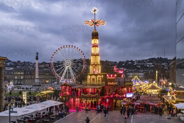 Stuttgart Christmas market in the evening. Traditional event with more than 3.5 million visitors every year. Christmas pyramid and Ferris wheel in front of the New Palace. Stuttgart, Baden-Württemberg, Germany, Europe