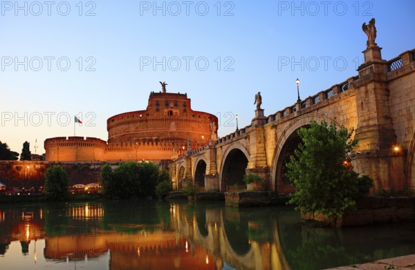 Castel Sant'Angelo, Mausoleo di Adriano, Mausoleum for the Roman Emperor Hadrian, Castel Sant'Angelo, and the Bridge of Angels, Ponte Sant'Angelo, Rome, Italy, Europe