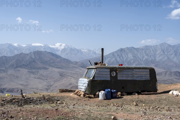 Car converted into a caravan, Moldo-Ashuu Pass, Naryn Province, Kyrgyzstan, Asia