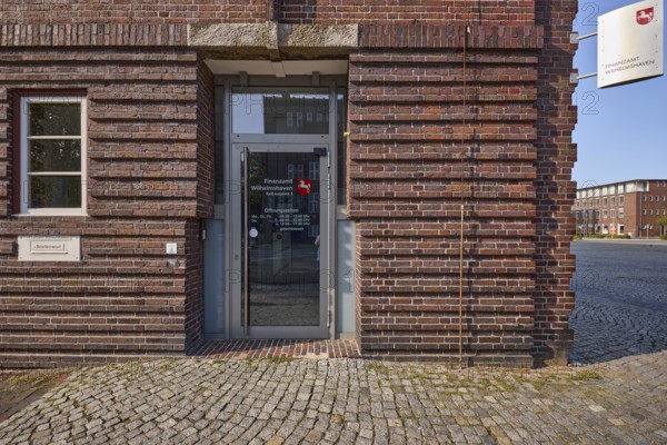 Wilhelmshaven tax office, entrance area, brick architecture, red bricks, blue sky, Paul-Hug-Straße and Rathausplatz, Wilhelmshaven, independent city, Lower Saxony, Germany, Europe