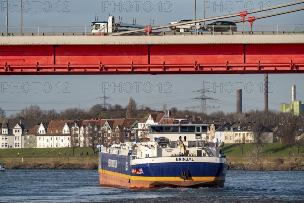 Gas tanker, Brinjal, transporting butane gas to the petrochemical company INEOS in Cologne, cargo ship on the Rhine near Duisburg-Ruhrort, Friedrich-Ebert-Brücke road bridge over the Rhine, Duisburg, North Rhine-Westphalia, Germany, Europe