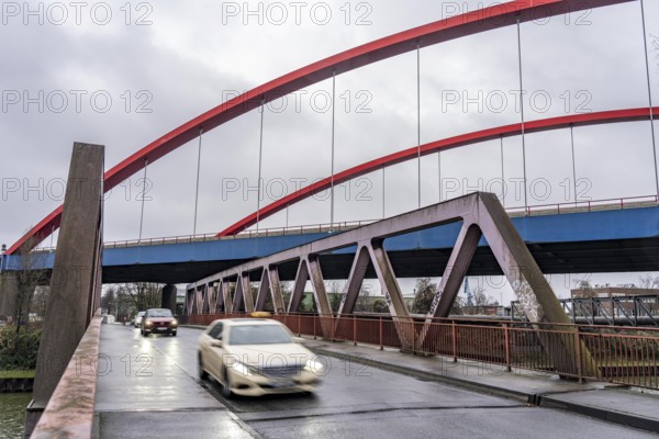 Dilapidated A42 motorway bridge (red arches) over the Rhine-Herne Canal, with massive structural damage, totally closed for the next few months, between the Bottrop-Süd and Essen-Nord junctions, probably for HGVs until a new bridge is built, inner-city canal bridge, Hafenstraße/Vogelheimer Straße, North Rhine-Westphalia, Germany, Europe