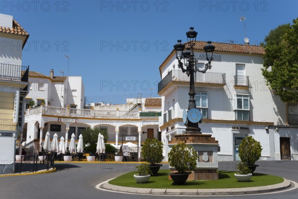 Inviting square with cafés and typical white houses, crowned by a decorative street lamp, Arcos de la Frontera, Cadiz province, Cadiz, Andalusia, Spain, Europe