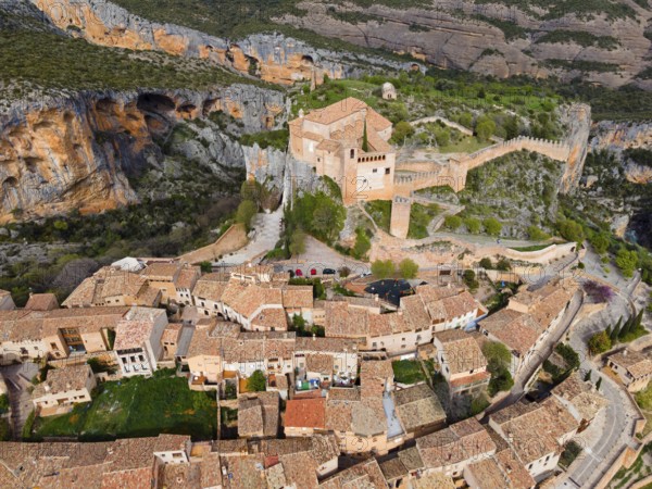 A historic village with tiled roofs and a fortress, nestled in a mountainous landscape, aerial view, collegiate church on the hill, Colegiata de Santa María la Mayor, Alquézar, Alquezar, Huesca, Aragón, Aragon, Pyrenees, Spain, Europe