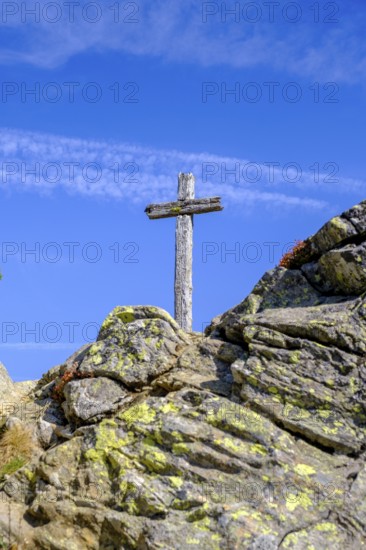 Viewpoint with old wooden cross, summit cross, at Obersee, behind Regelspitze, Staller Sattel, Defereggen Valley, East Tyrol, Austria, Europe