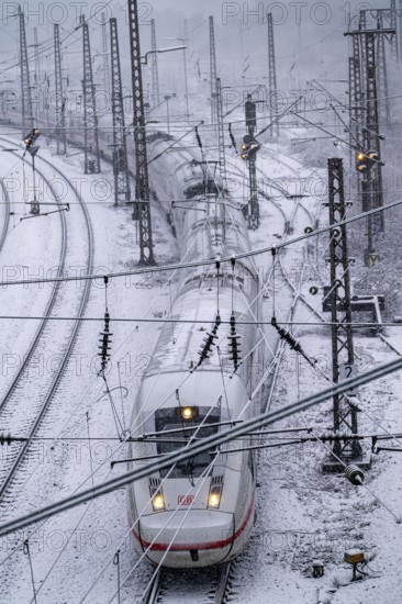 Winter weather, heavy snowfall, railway tracks in front of Essen main station, ICE train, North Rhine-Westphalia, Germany, Europe