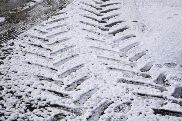 Slipperiness due to ice and snow, symbolic image, winter, Germany, Europe