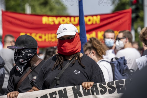 Police operation at a demonstration against the planned assembly law in North Rhine-Westphalia, in Düsseldorf, various left-wing groups and football fans, Ultras, from Fortuna Düsseldorf and 1.FC Köln, protest, North Rhine-Westphalia, Germany, Europe