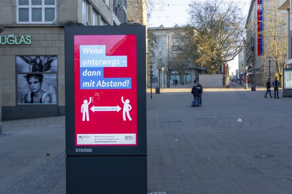 Appeal by the Federal Ministry of Health to keep your distance, advertising campaign, LED roadside screen, digital advertising monitors, effects of the corona crisis in Germany, Essen, shopping street, pedestrian zone, Kettwiger Straße