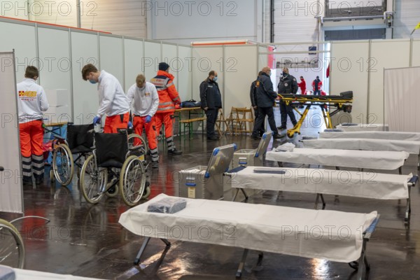 Construction of a vaccination centre for corona vaccinations, in a hall at Messe Essen, by the city, the fire brigade and various aid organisations, construction of 12 vaccination lines for a daily vaccination of up to 2, 400 people, operated by the North Rhine-Westphalia Association of Statutory Health Insurance Physicians, construction of a medical area for emergencies