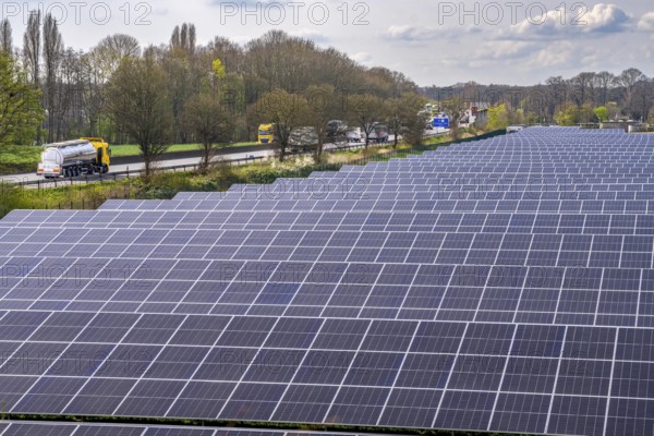 Solar park near Neukirchen-Vluyn, along the A40 motorway, over 10, 000 solar modules spread over 4.2 hectares, generating 6 million kilowatt hours per year, North Rhine-Westphalia, Germany, Europe