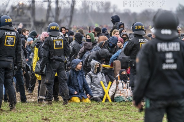 Violent clashes between thousands of demonstrators and the police, after a demonstration against the demolition of the brown coal village of Lützerath, the demonstration participants try to get to the rest of the village, Lützerah, and storm it, the police prevent this with a large contingent of forces, Erkelenz, North Rhine-Westphalia, Germany, Europe