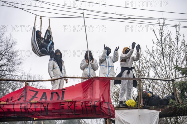 2nd day of the eviction of the Lützerath hamlet, occupied buildings of the former farm, by climate activists at the Garzweiler 2 opencast lignite mine, by the police, media, Erkelenz, North Rhine-Westphalia, Germany, Europe