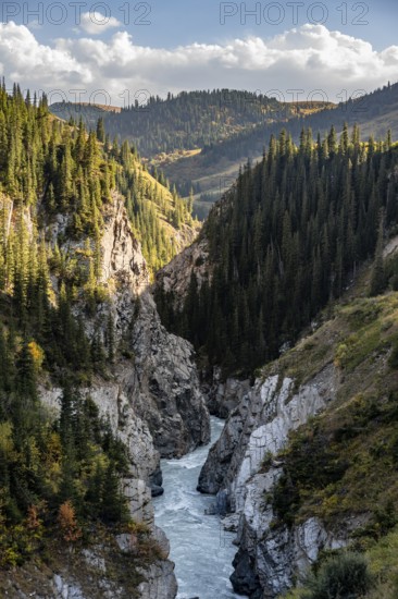 Mountain landscape with river in a gorge, Little Naryn or Kichi-Naryn, Eki-Naryn gorge, Naryn province, Kyrgyzstan, Asia