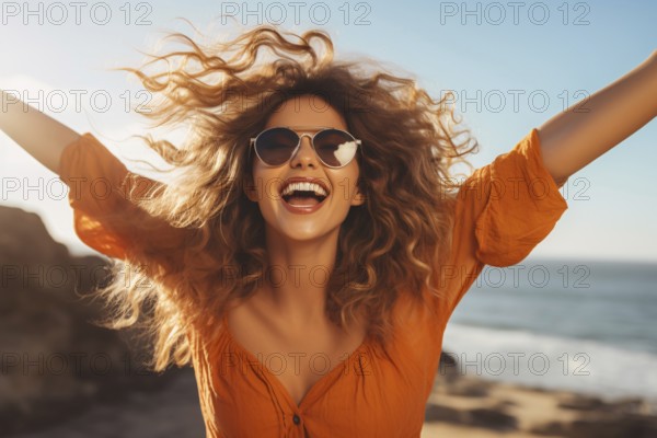 Happy cheering woman with sunglasses with blurry beach in background. KI generiert, generiert AI generated