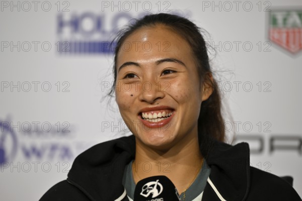 Qinwen Zheng (CHN) portrait, smiles, microphone, mike, logo, WTA, press conference, press conference, interview, tennis, Porsche Cup 2024, Porsche Arena, Stuttgart, Baden-Württemberg, Germany, Europe