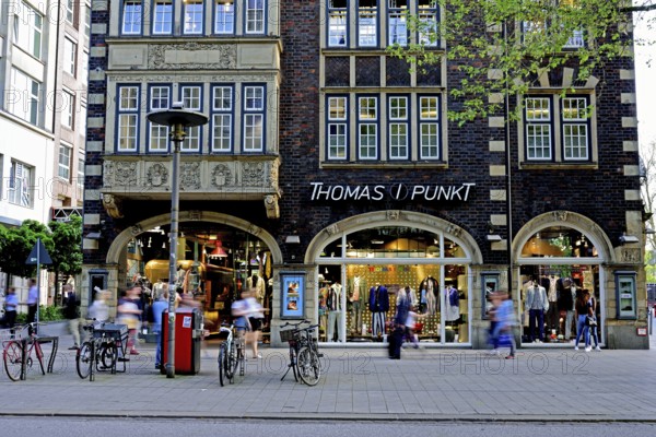 Germany, Hamburg, City, Mönckebergstraße, Boutique Thomas I Punkt, Passers-by in motion, Hamburg, Hamburg, Federal Republic of Germany, Europe