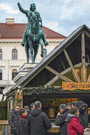 Christmas market on Wittelsbacher Platz with monument to Elector Maximilian I, Munich, Bavaria, Germany, Europe