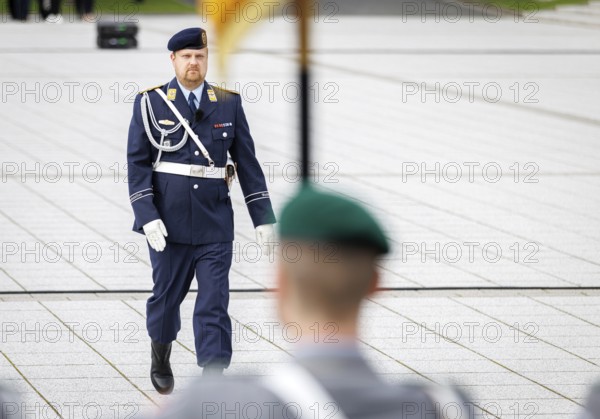 An air force soldier of the guard battalion gives commands to army soldiers of an honour formation of the final roll call of the Bundeswehr missions MINUSMA and EUTM Mali at the Federal Ministry of Defence in Berlin, 22.02.2024