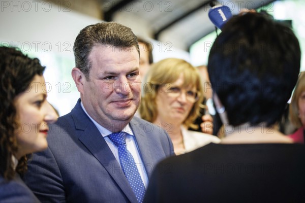 Hubertus Heil (SPD), Federal Minister of Labour and Social Affairs, visits the hairdressing salon Coiffeur Civan in Berlin, 22.04.2024