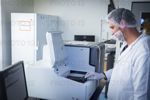 As a molecular genetic diagnostics company, Biotype GmbH is part of the Molecular Diagnostics Group (MDG), which works together with the bioinformatics company, qualitype GmbH, and the radiopharmaceutical company, ROTOP Pharmaka GmbH, on holistic solutions for precision medicine. MODAPLEX test device for versatile simultaneous PCR tests. Insertion of the PCR plate, Dresden, Saxony, Germany, Europe