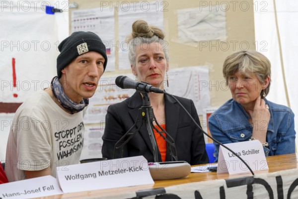 Wolfgang Metzeler-Kick announces on the 78th day of his hunger strike that from now on he will stop drinking juice and only take water, salts and vitamins. On the right, Lena Schiller (moderator of the press conference) and PD Dr Susanne Koch (medical supervisor of the hunger strike and activist with Scientist Rebellion) . Hunger strike camp, Invalidenpark, Berlin, 23 May 2024