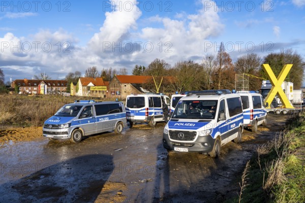 Start of the eviction of the hamlet Lützerath at the lignite mine Garzweiler 2, preparation for the upcoming eviction of the area occupied by climate protection activists, the energy company RWE prepares the construction of work roads, protected by the police, North Rhine-Westphalia, Germany, Europe