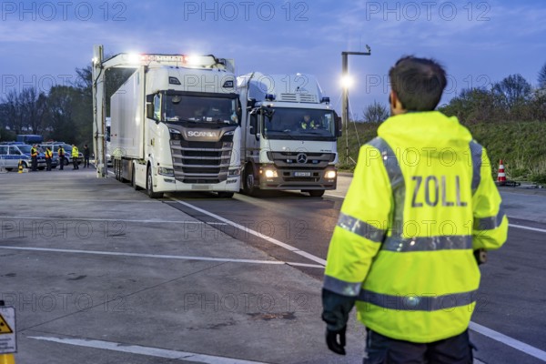 Customs X-ray inspection system, can X-ray entire trucks and check for hiding places, persons, drugs, joint inspection by customs and police, on the A3 motorway, towards Cologne, at the Stindertal rest area, focus inspection of smuggling, theft, drug and smuggling crime, customs violations and illegal tuning, North Rhine-Westphalia, Germany, Europe