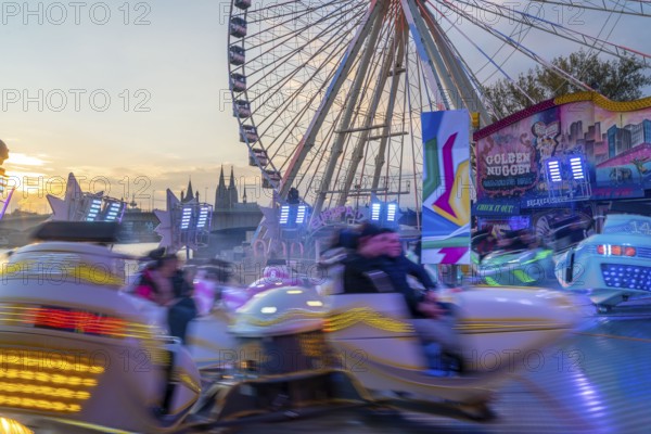 Deutz funfair on the Rhine, at Easter, funfair, break-dancer ride, Ferris wheel, Cologne Cathedral, Cologne, North Rhine-Westphalia, Germany, Europe