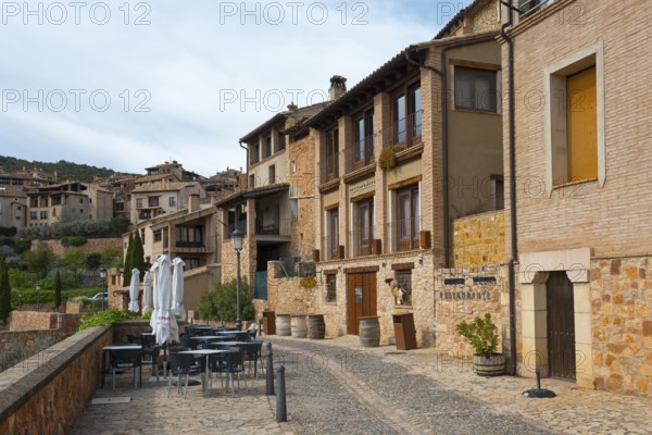 A rustic restaurant in a historic old town with a cosy atmosphere and vines, Alquézar, Alquezar, Huesca, Aragón, Aragon, Pyrenees, Spain, Europe