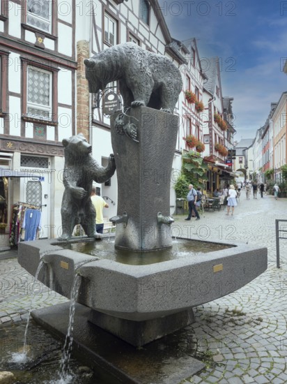 Bear fountain in the old town centre of Bernkastel, Moselle, Graacher Strasse, Rhineland-Palatinate, Germany, Europe