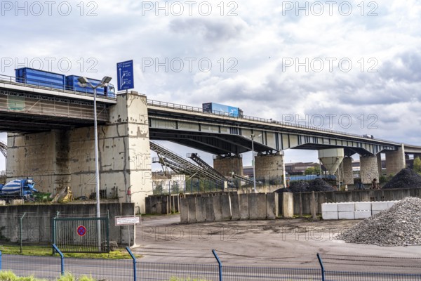 The Berlin Bridge, motorway A59, over the Duisburg port area, 1.8 km long, has a remaining useful life until 2029, due to various damages, such as hairline cracks in the steel girders, the bridge piers have already been temporarily renovated, the bridge, important north-south axis in the Ruhr area, is already closed for heavy goods vehicles, Duisburg, North Rhine-Westphalia, Germany, Europe