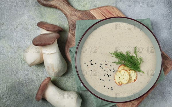 Mushroom cream soup, with dill and bruschetta, mushroom eringi