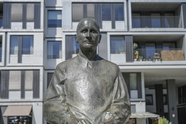 Bertolt Brecht, statue in front of the Berliner Ensemble, Schiffbauerdamm, Bertolt-Brecht-Platz, Mitte, Berlin, Germany, Europe