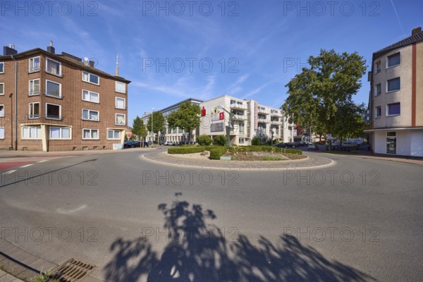 Roundabout at the intersection of Bismarckstrasse, Augustastrasse and Moltkestrasse with the head office of Niederrheinische Sparkasse RheinLippe and residential buildings in Wesel, Lower Rhine, Wesel district, North Rhine-Westphalia, Germany, Europe